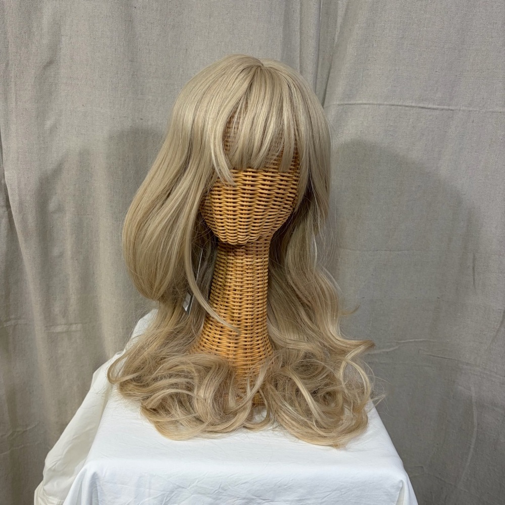(NWT) Nayasa Long Blonde Layered Wig with Bangs